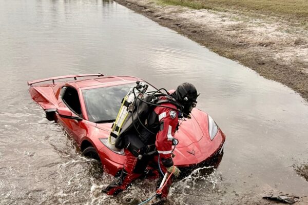 Американец оставил Chevrolet Corvette в озере. Как машина оказалась потоплена