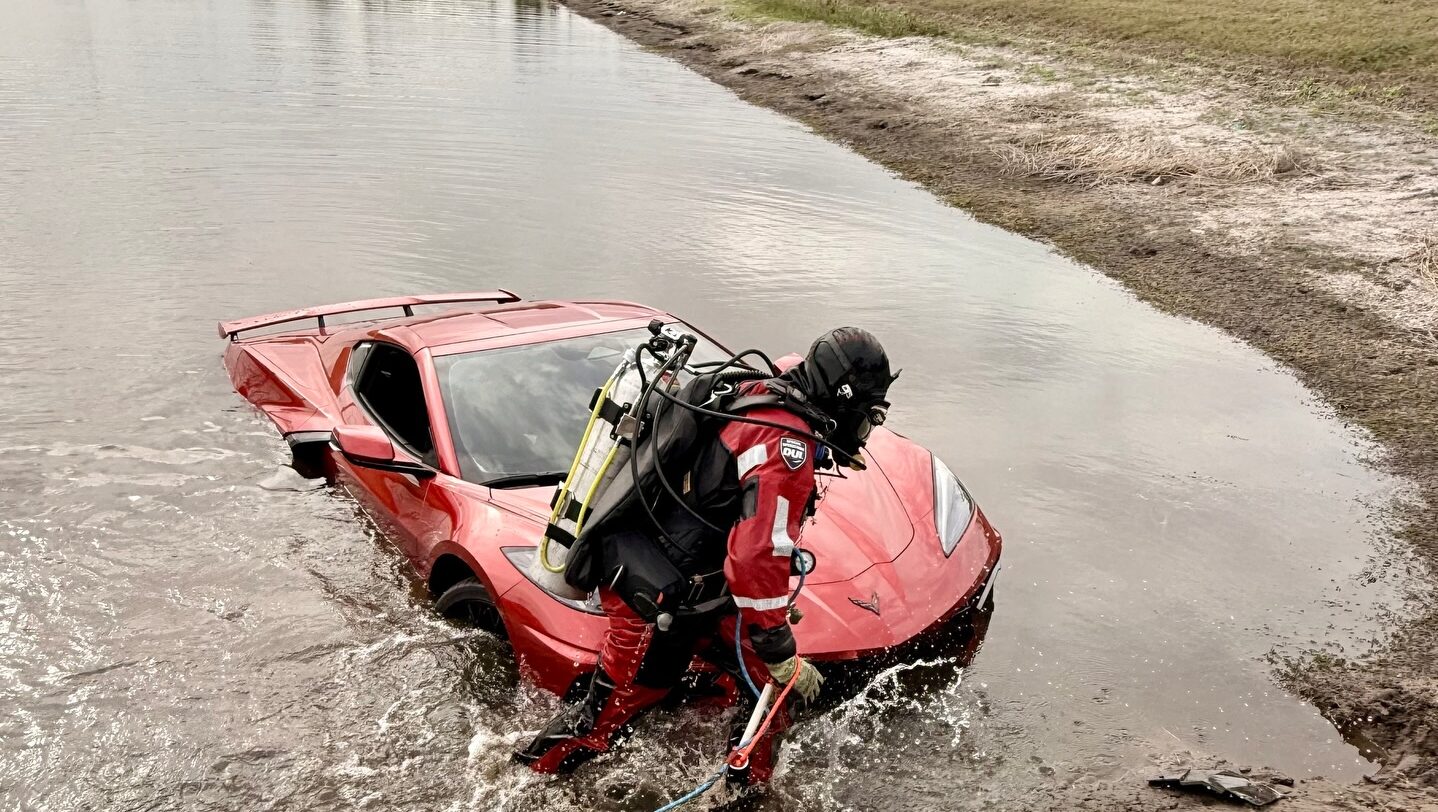 Американец оставил Chevrolet Corvette в озере. Как машина оказалась потоплена