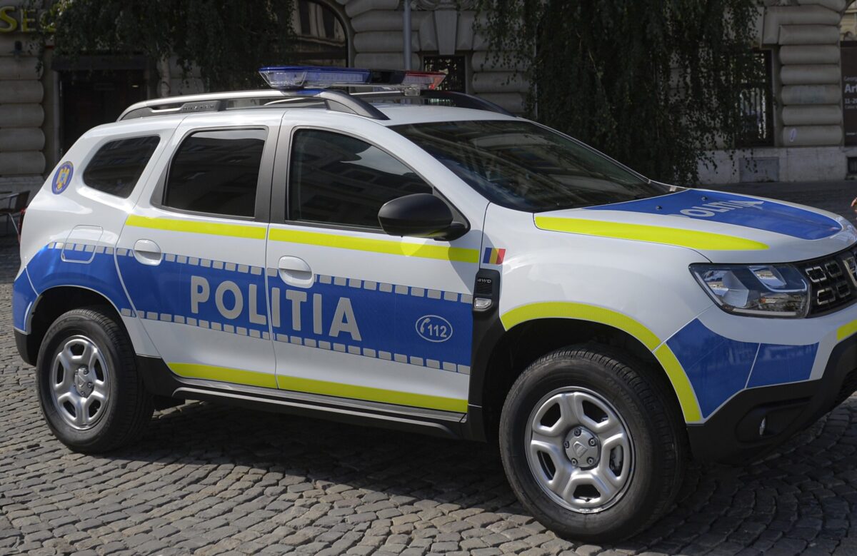 Он хотел выбросить мусор в поле недалеко от Бухареста. Автомобиль также обошелся ему в 30 000 леев.