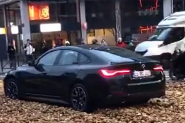 Видео | Вот что происходит, когда BMW въезжает в огромную кучу картофеля