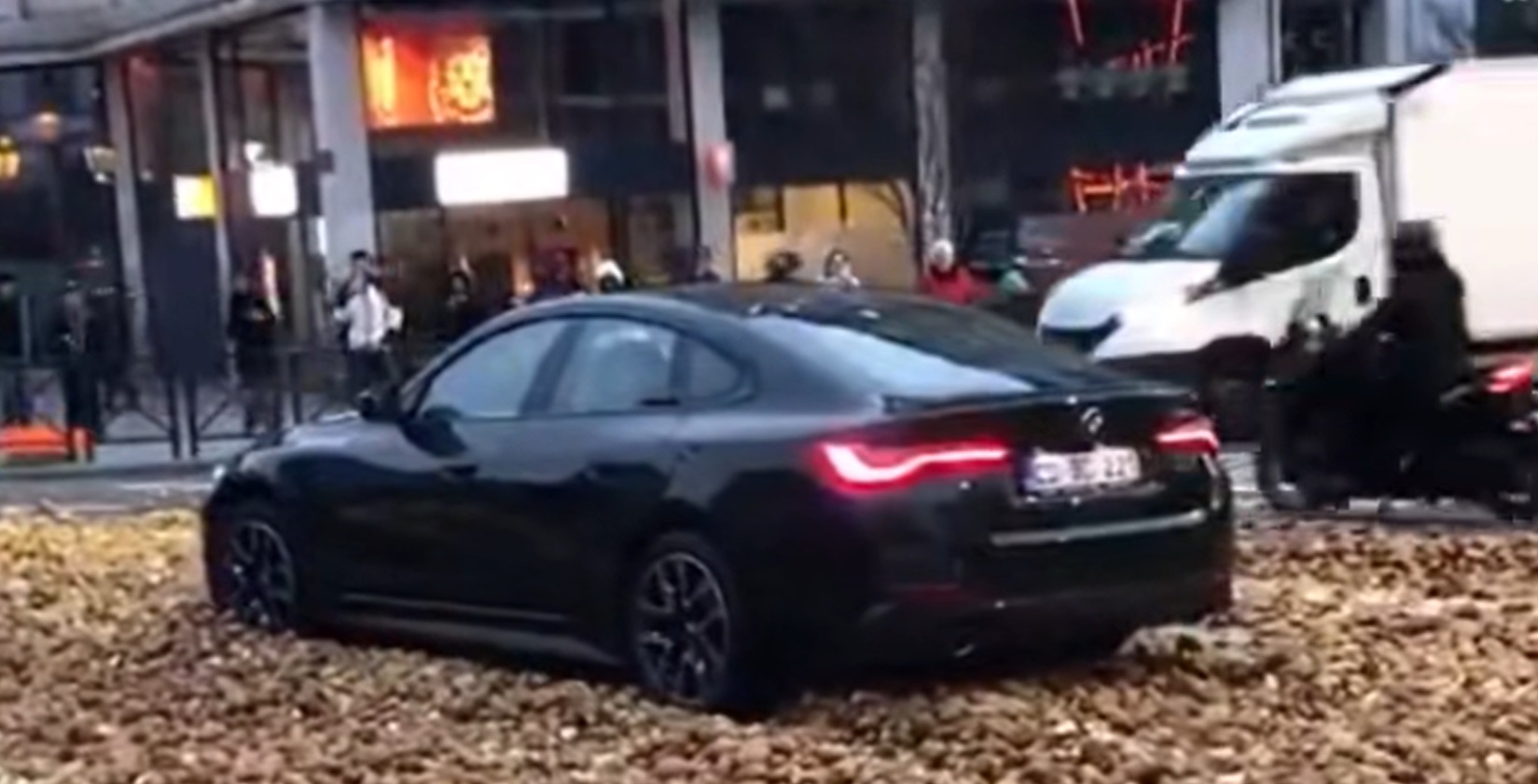 Видео | Вот что происходит, когда BMW въезжает в огромную кучу картофеля