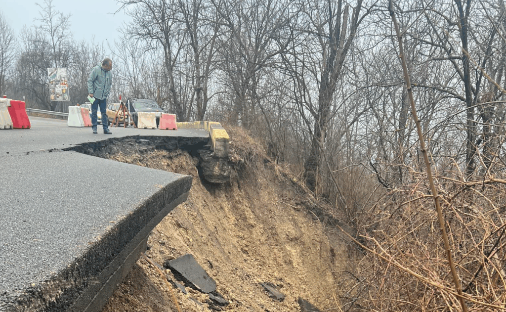 На въезде в Кампину обрушилась полоса движения. Движение остановлено на DJ 101R.