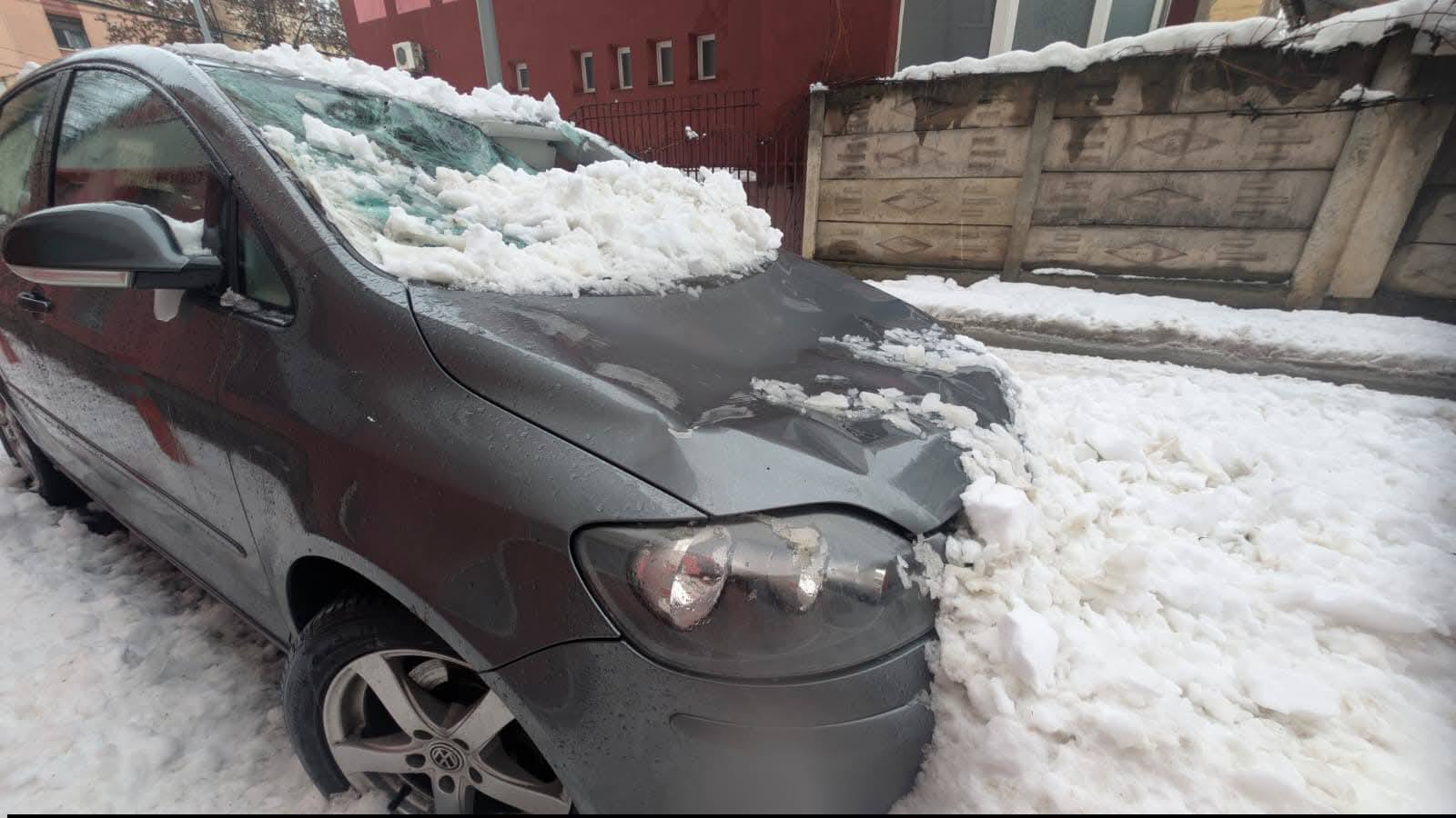 ВИДЕО Автомобили серьезно повреждены сосульками и снегом в Алба-Юлии
