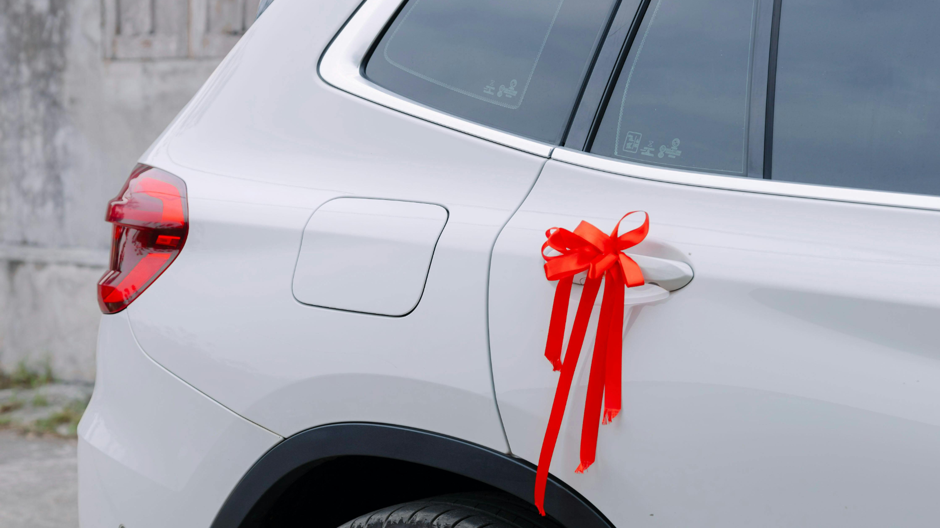 Босс из Ботошани продал свою компанию и на вырученные деньги купил автомобили для своих бывших сотрудников. Они даже могли выбрать желаемый бренд.