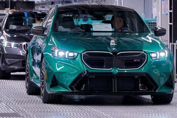 BMW сохраняет лидирующие позиции в мировом премиум-сегменте, вновь обгоняя Mercedes-Benz