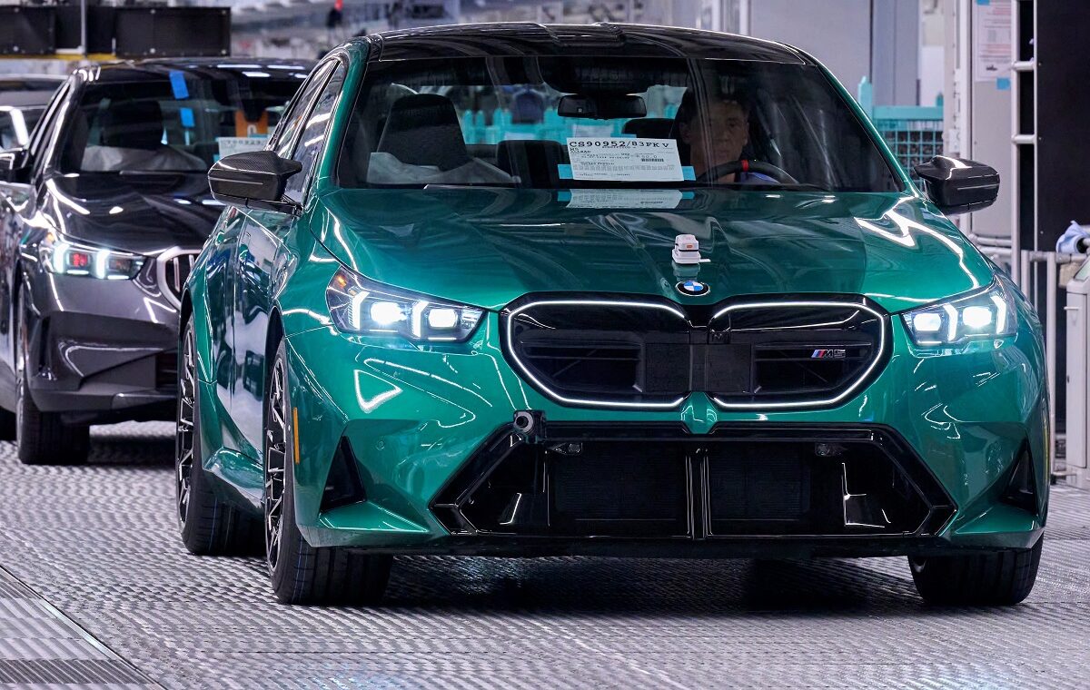 BMW сохраняет лидирующие позиции в мировом премиум-сегменте, вновь обгоняя Mercedes-Benz