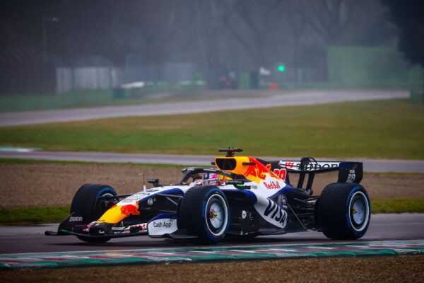 ФОТО Первые изображения одноместного автомобиля VCARB 2026 в действии на трассе Имола