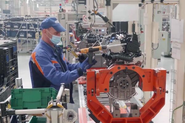 Форд ищет тысячи автомехаников и предлагает зарплату более 120 000 долларов, но никто не заинтересован.