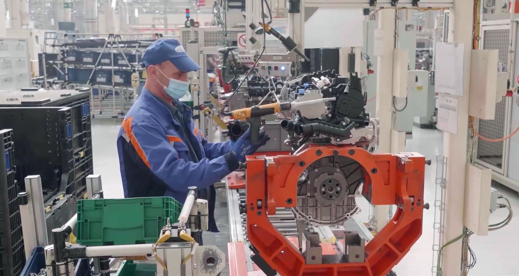 Форд ищет тысячи автомехаников и предлагает зарплату более 120 000 долларов, но никто не заинтересован.