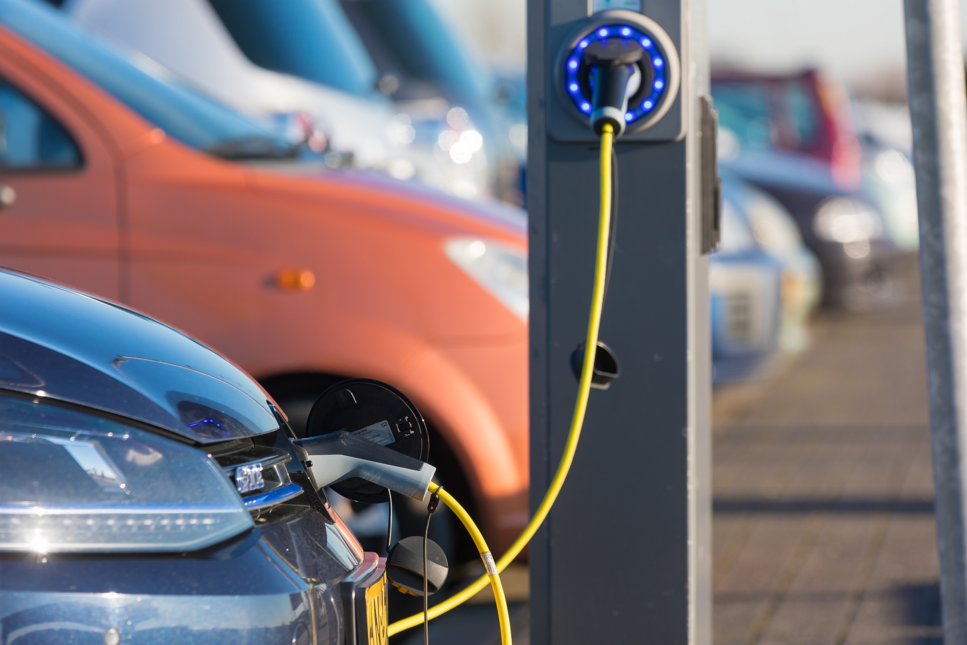 ИССЛЕДОВАНИЕ Быстрая зарядка электромобилей может ускорить разрядку аккумуляторной батареи. Что могут сделать водители, чтобы продлить свою жизнь