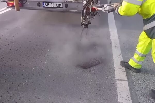 ВИДЕО Дороги в Румынии зимой полны выбоин: новая технология ремонта асфальта при низких температурах испытана в Клуже