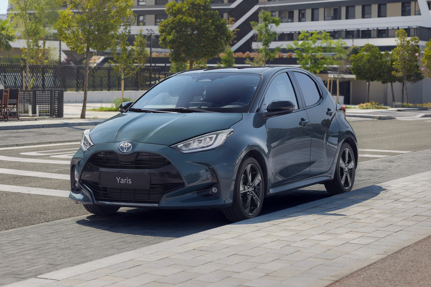Toyota готовит капитальный ремонт Yaris. Модель постарается удовлетворить покупателей как гибридных, так и электромобилей.