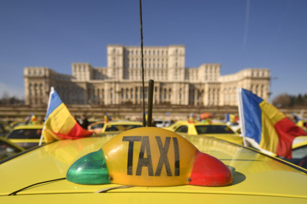 Мэрия Бухареста приняла решение выдать 1000 новых разрешений на такси. 80 из них предназначены для людей с ограниченными возможностями.
