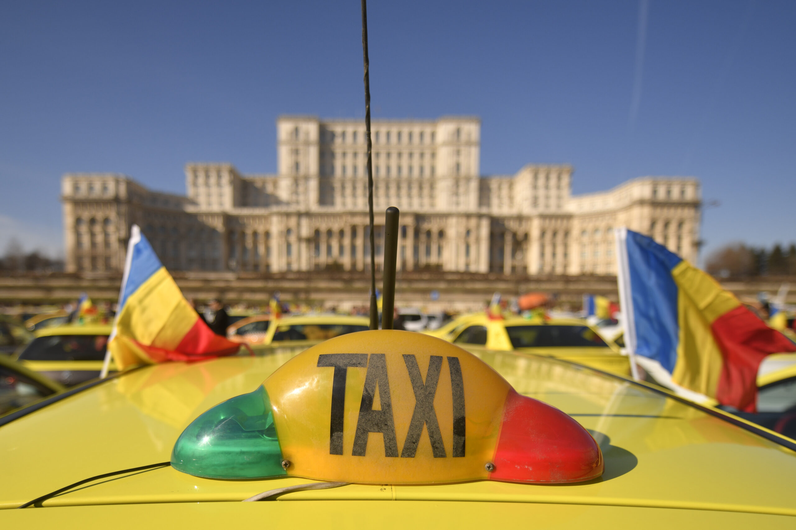 Мэрия Бухареста приняла решение выдать 1000 новых разрешений на такси. 80 из них предназначены для людей с ограниченными возможностями.