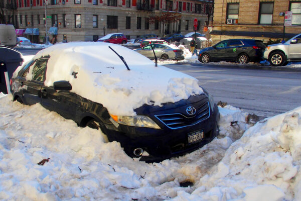 Снег на крыше повредил машину? Кто возместит ущерб в 2026 году по закону