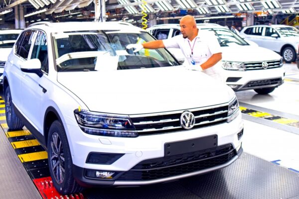 Снижение налогов на автомобили, произведенные в ЕС. Предложение глав Volkswagen и Stellantis