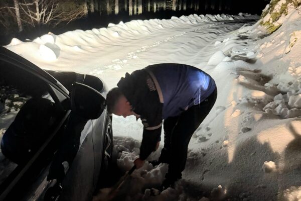 Они следовали по GPS до пещеры Скаришоара и в итоге застряли в снегу. Двое молодых людей из Клужа, спасенные горными жандармами