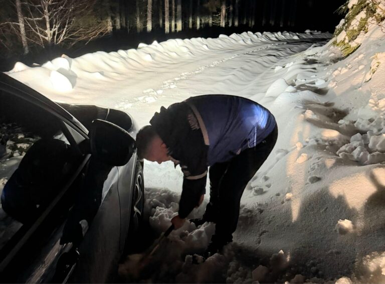 Они следовали по GPS до пещеры Скаришоара и в итоге застряли в снегу. Двое молодых людей из Клужа, спасенные горными жандармами