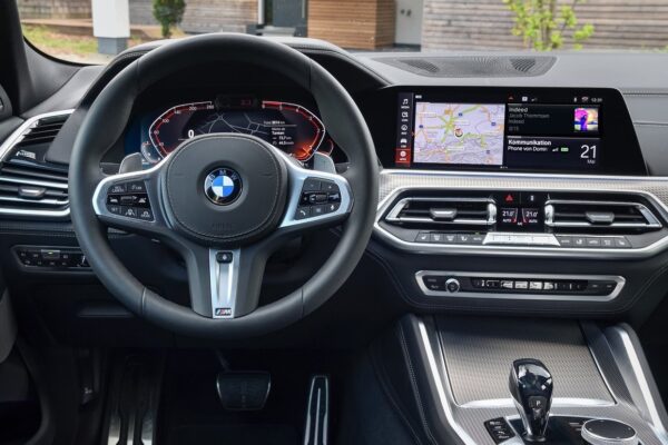 Видео / Житель Мангалии обвиняется в том, что продал BMW X6 в Илфове, а затем угнал его с помощью запасного ключа