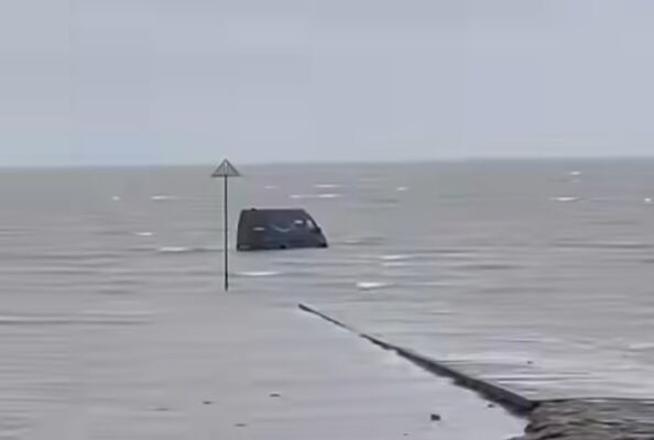 Видео / Amazon Courier, управляемый GPS прямо в море