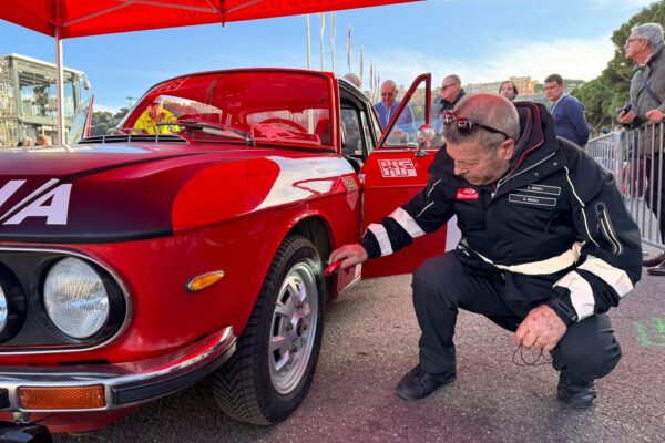 Видео – Румынские экипажи готовы стартовать на Историческом ралли Монте-Карло 2026. Технические проверки прошли в Монте-Карло