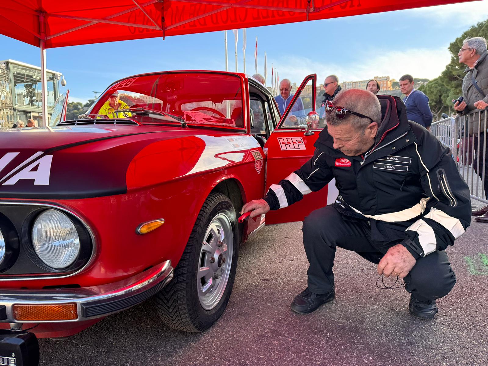 Видео – Румынские экипажи готовы стартовать на Историческом ралли Монте-Карло 2026. Технические проверки прошли в Монте-Карло