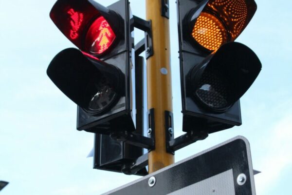 Кодекс дорожного движения 2026: Какой штраф за проезд на желтый свет светофора и почему это незаконно?