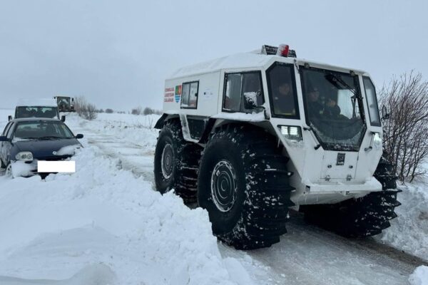Видео / ISU Кэлэрашь приводит на помощь ШЕРП, украинскую машину, которая идет по снегу как танк