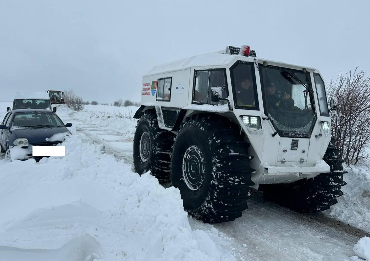 Видео / ISU Кэлэрашь приводит на помощь ШЕРП, украинскую машину, которая идет по снегу как танк