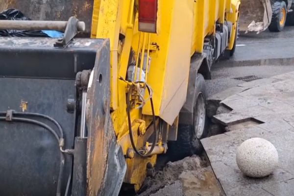 Видео | Мусоровоз провалился в яму в центре Галаца. Объяснение мэра