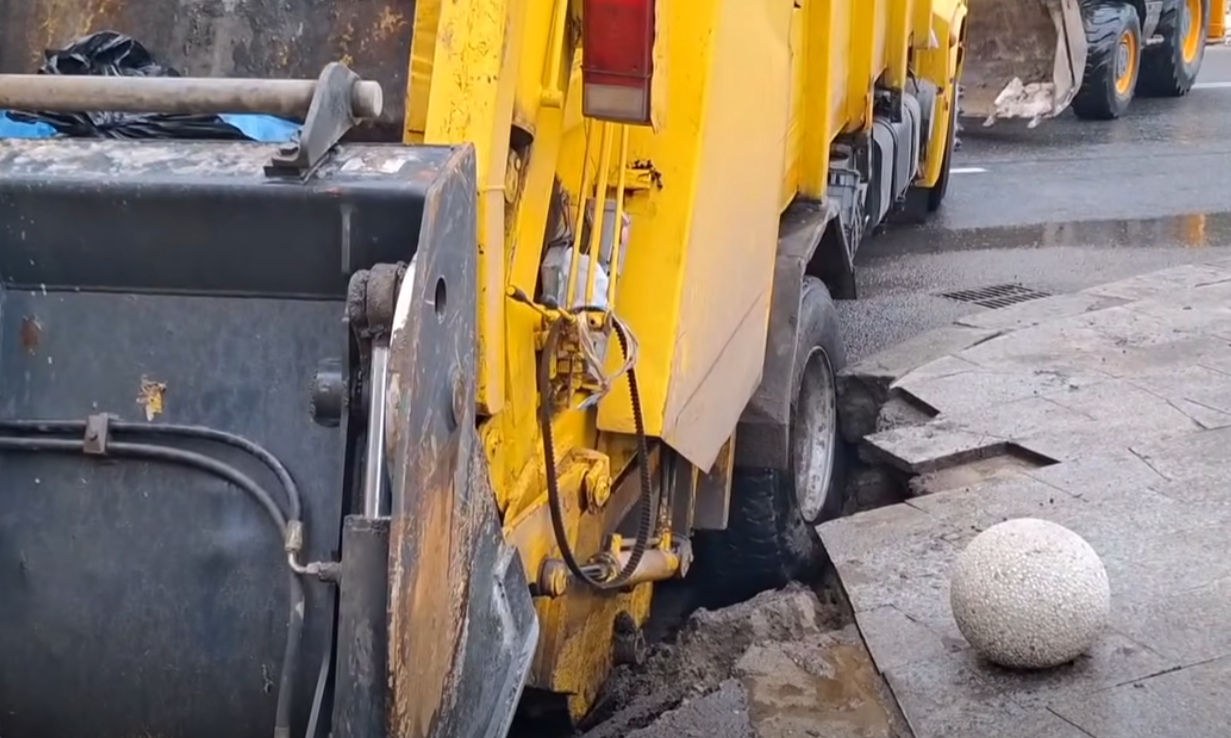 Видео | Мусоровоз провалился в яму в центре Галаца. Объяснение мэра