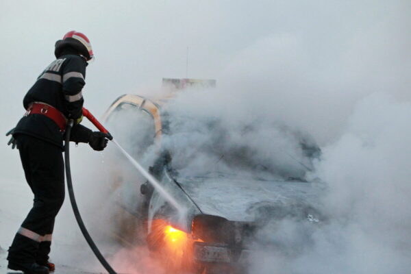 Подросток из Брашова арестован после поджога автомобиля во время онлайн-вызова