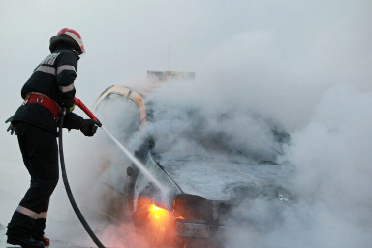 Подросток из Брашова арестован после поджога автомобиля во время онлайн-вызова