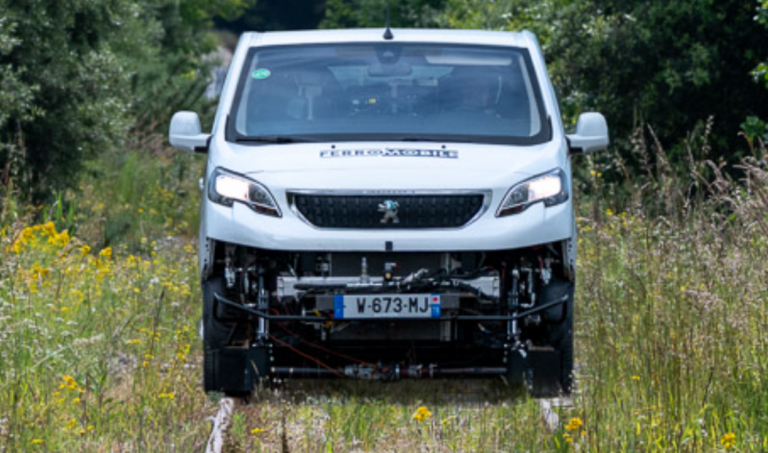 Франция тестирует «Uber на рельсах». Электрические микроавтобусы смогут ездить по заброшенным железным дорогам