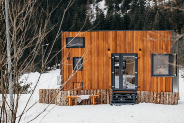 Компания из Меркуря Чук производит крошечные домики на трейлерах: модель стоимостью 43 000 евро имеет две спальни и имеет длину всего 6 м.