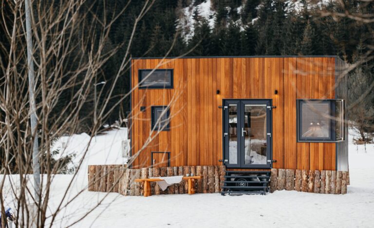 Компания из Меркуря Чук производит крошечные домики на трейлерах: модель стоимостью 43 000 евро имеет две спальни и имеет длину всего 6 м.