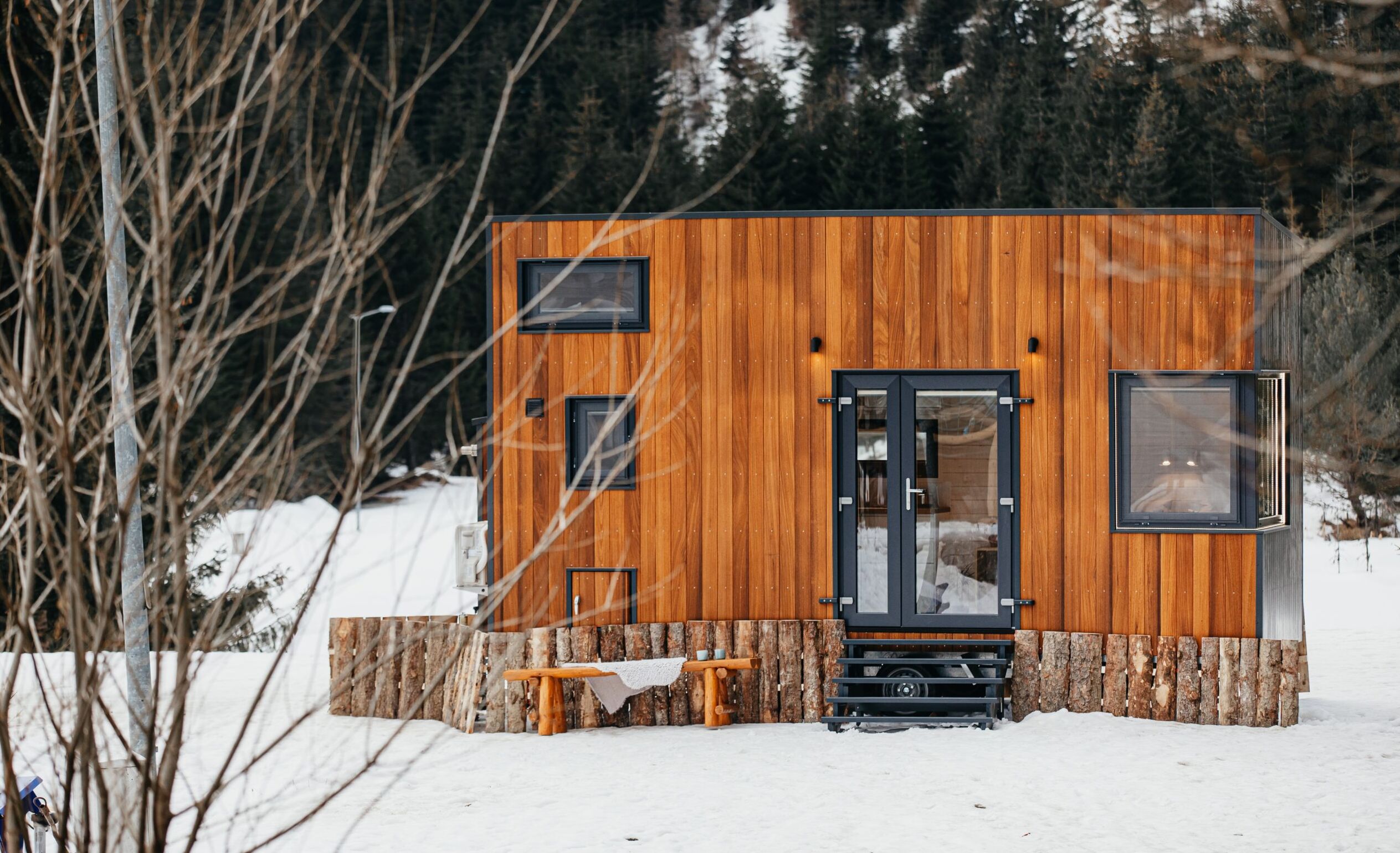 Компания из Меркуря Чук производит крошечные домики на трейлерах: модель стоимостью 43 000 евро имеет две спальни и имеет длину всего 6 м.