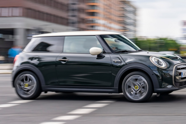 Чудо в Германии после сильного столкновения машины скорой помощи и Mini Cooper. Ущерб превышает 300 000 евро.