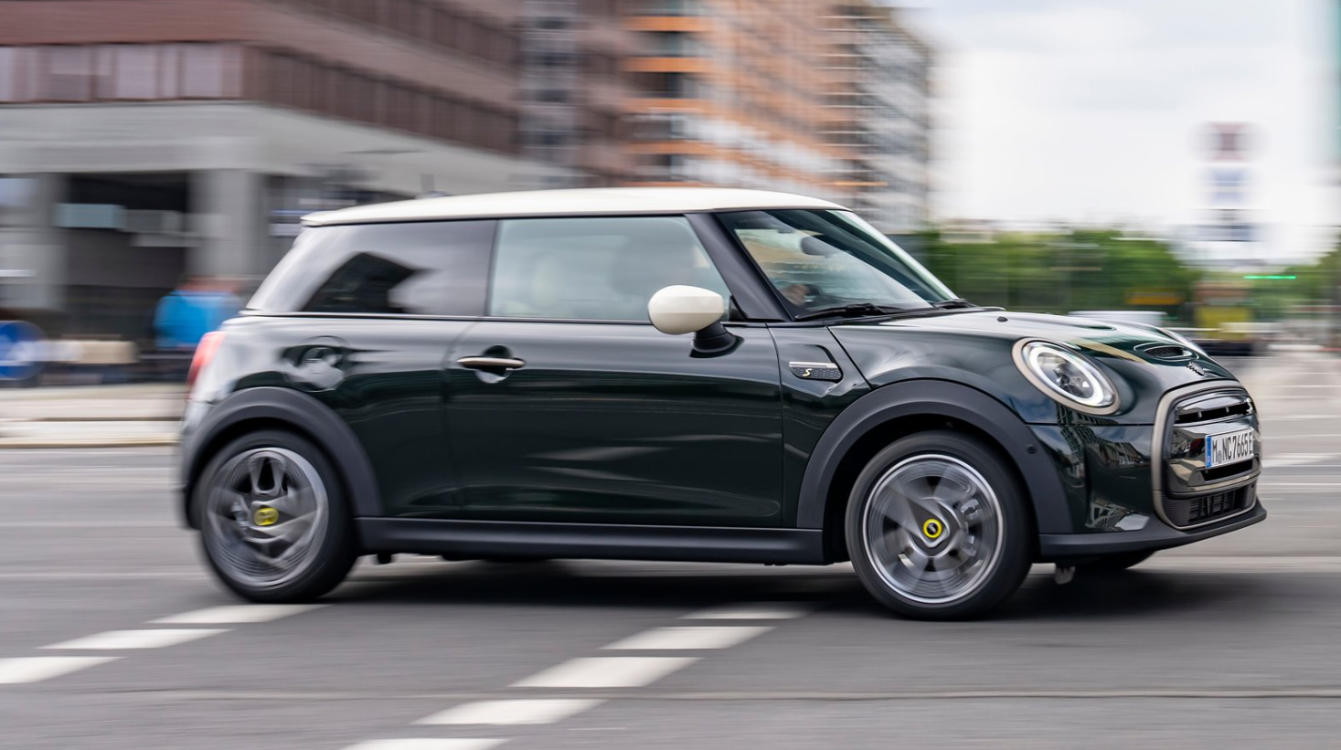 Чудо в Германии после сильного столкновения машины скорой помощи и Mini Cooper. Ущерб превышает 300 000 евро.