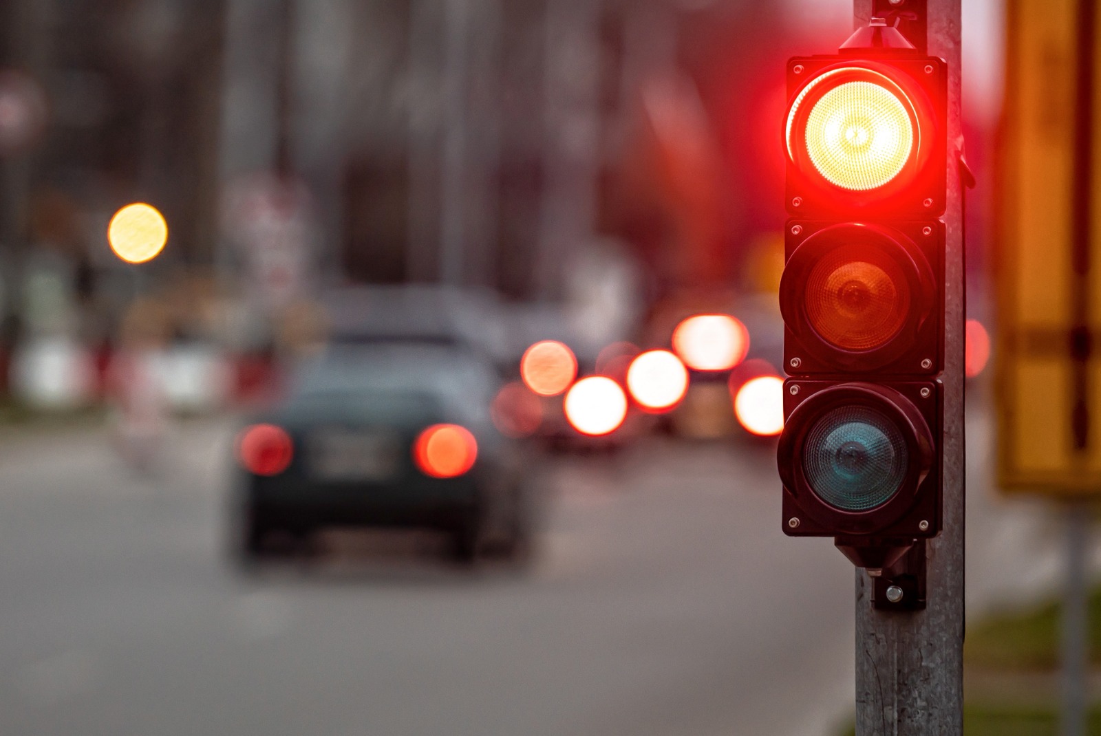 Правила дорожного движения 2026: Единственная ситуация, в которой полиция ничего не сможет вам сделать, если вы проедете на красный свет.