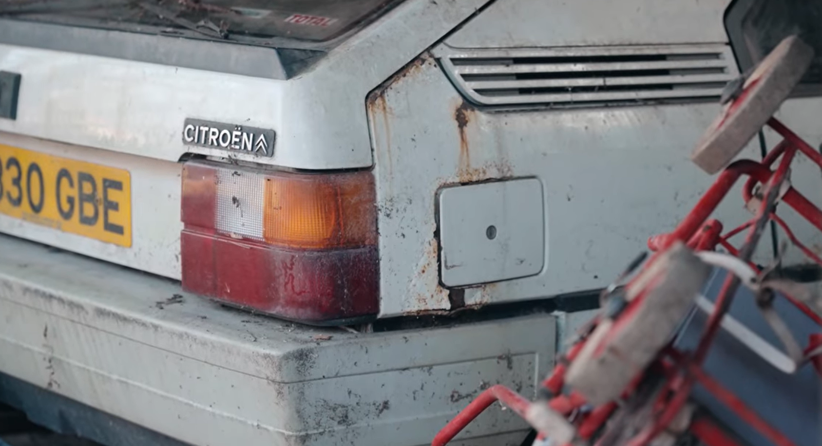 Citroen BX, обнаруженный спустя почти 40 лет в гараже. Неожиданная история автомобиля, созданного Марчелло Гандини (дизайнером Lamborghini)