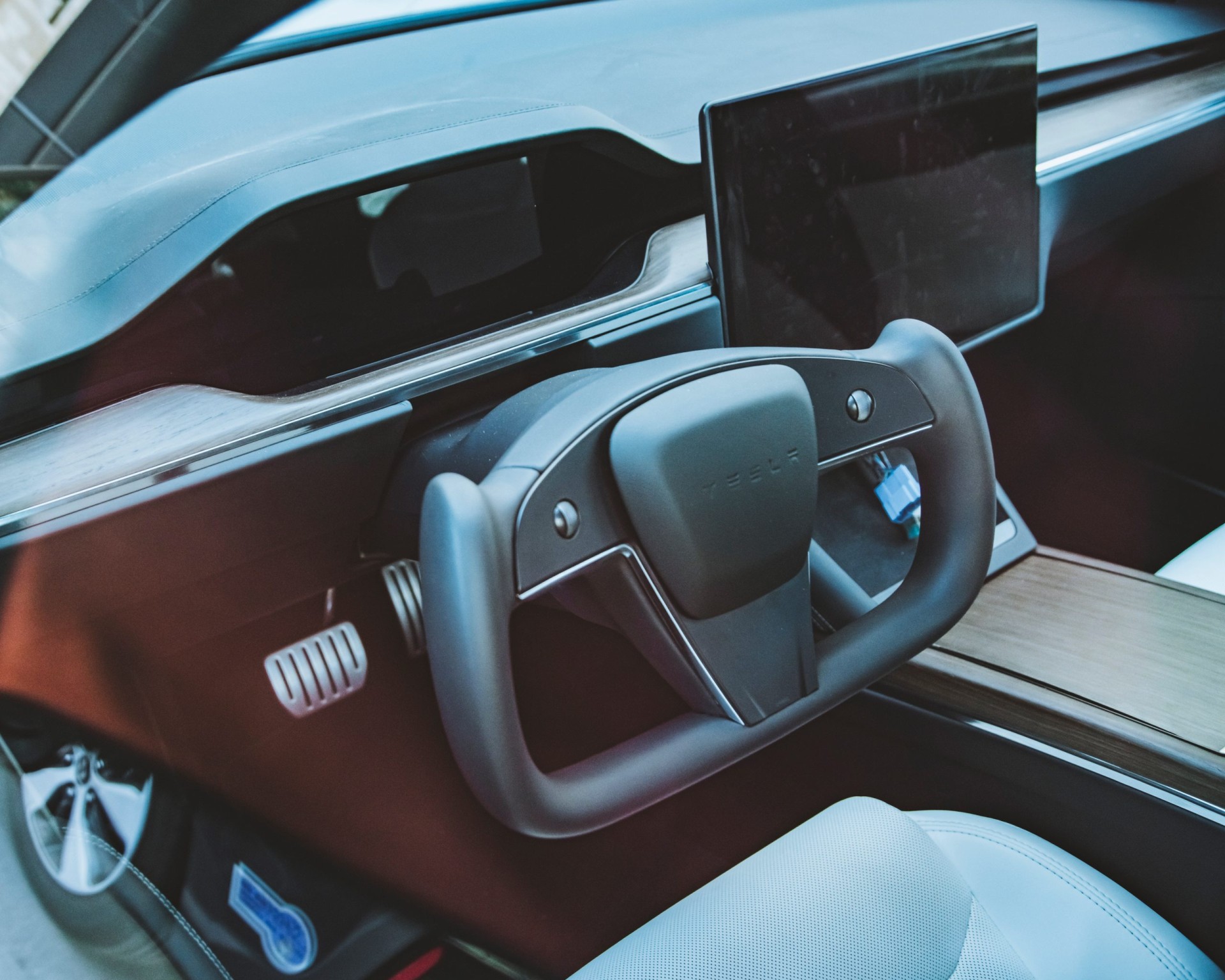 После скрытых ручек Китай также хочет запретить популяризированные Tesla «коромысловые» рули.