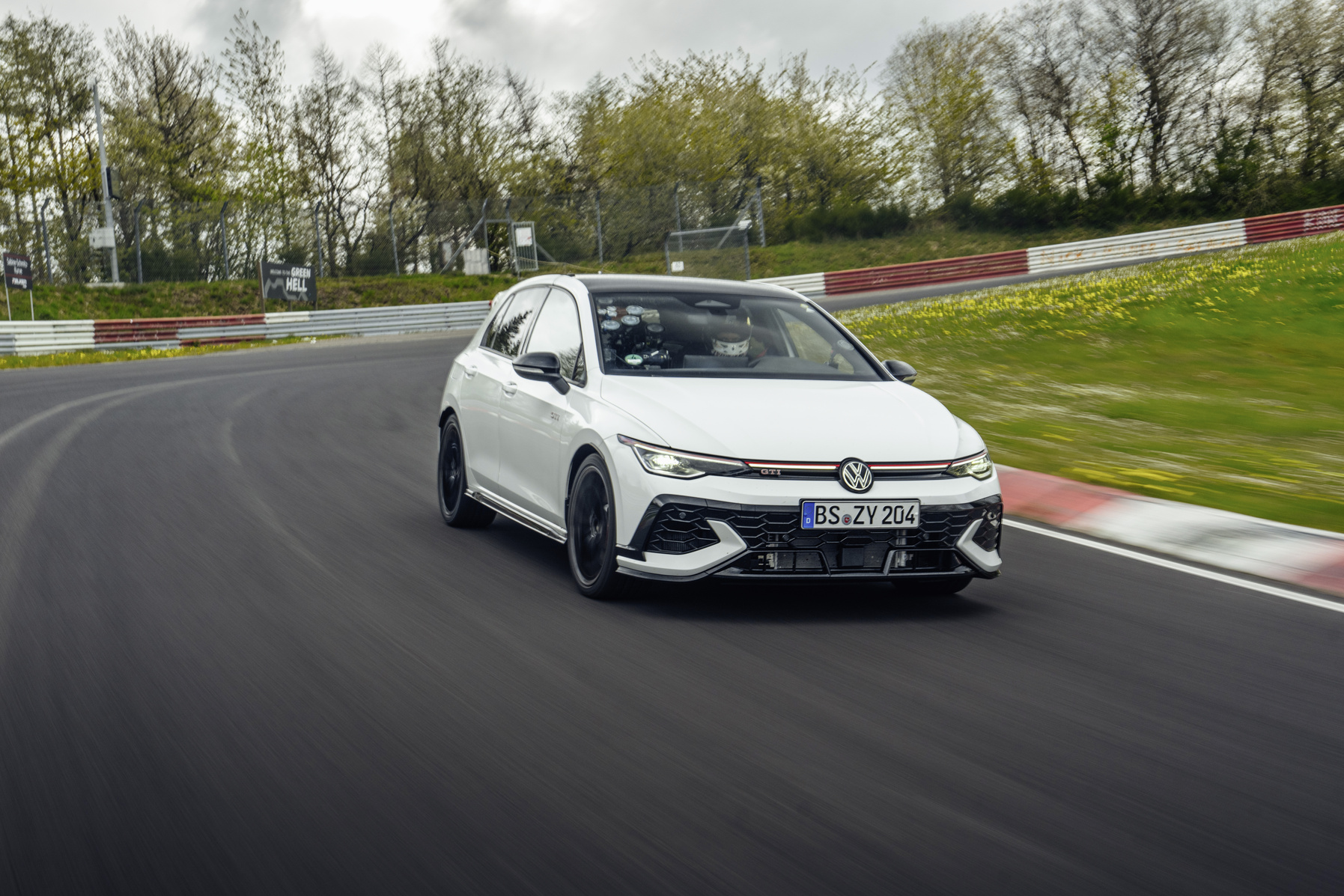 Газовые хэтчбеки не исчезнут в ближайшее время. VW Golf GTI и R продолжат свое существование