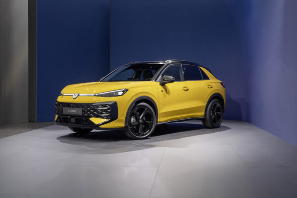 Новое поколение Volkswagen T-Roc R, сфотографированное практически без камуфляжа. Как будет выглядеть новый спортивный кроссовер?