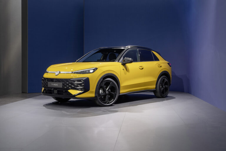 Новое поколение Volkswagen T-Roc R, сфотографированное практически без камуфляжа. Как будет выглядеть новый спортивный кроссовер?
