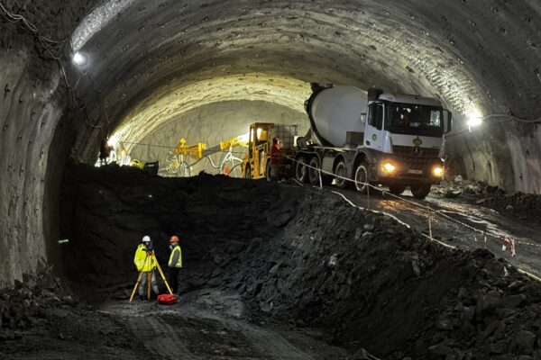 Зима не останавливает трассу А1: более 800 рабочих и 200 машин работают на туннелях Маргина-Холдеа в полную метель