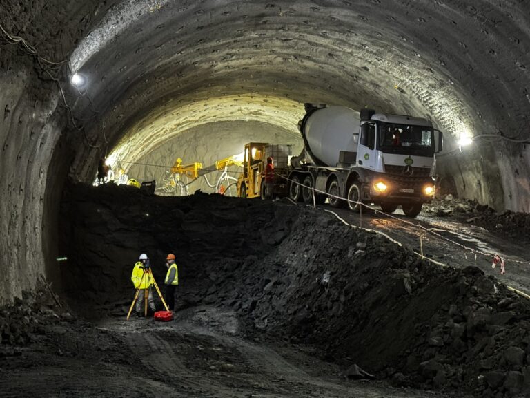 Зима не останавливает трассу А1: более 800 рабочих и 200 машин работают на туннелях Маргина-Холдеа в полную метель