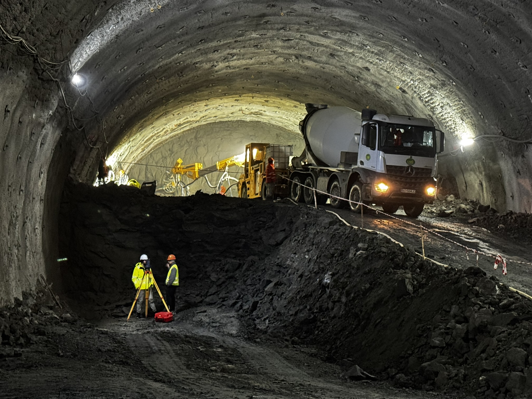 Зима не останавливает трассу А1: более 800 рабочих и 200 машин работают на туннелях Маргина-Холдеа в полную метель