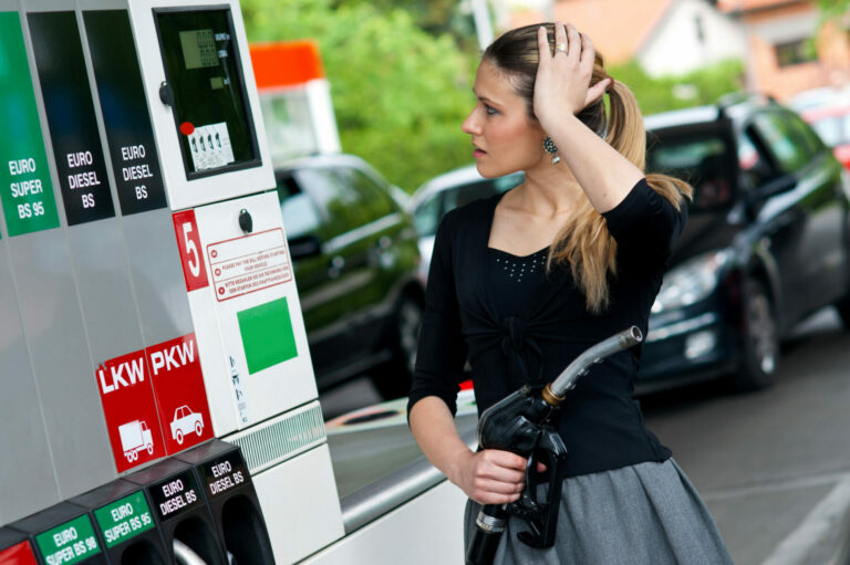 Бензин дешевеет на международном рынке, в Румынии бензин и дизельное топливо дорожают почти на 20 пайсов