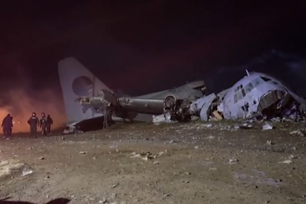 Самолет, полный денег, разбился на шоссе в Боливии. Армия и прохожие боролись за записки.